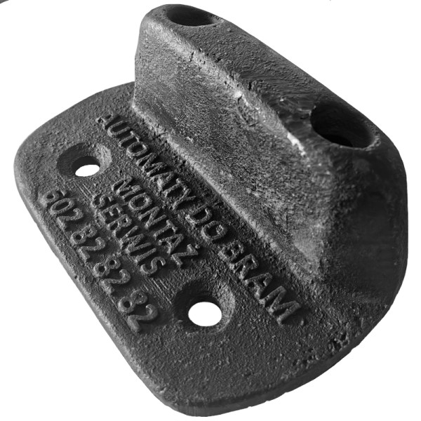 Żeliwny odbojnik do bramy o wysokości 5,5 cm, podstawa 100 × 150 mm